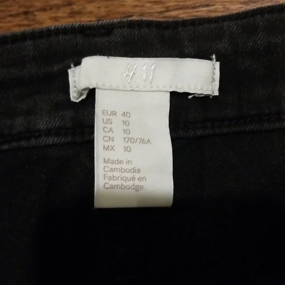 H&M Black Shorts - Picture 2 of 4